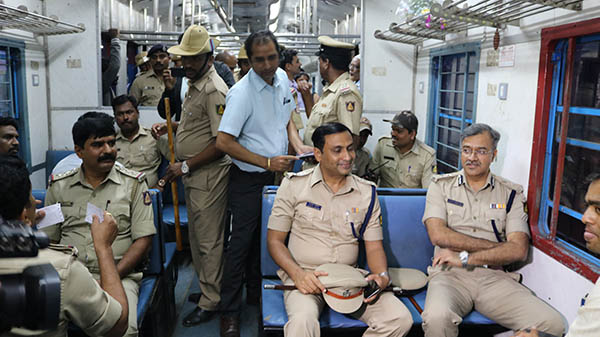 ಡೆಮೋ ರೈಲಿನಲ್ಲಿ ಪೊಲೀಸರ ಸಂಚಾರ